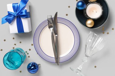 Noel yemeği için güzel bir masa. Beyaz arka planda hediyeler ve dekorasyonlar.