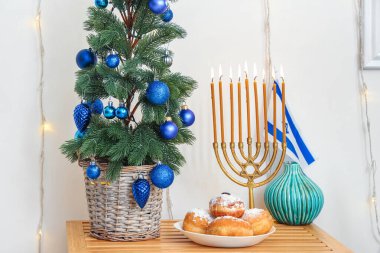 Köknar ağacı, menorah ve sufganiyotlar oturma odasında, yakın plan.