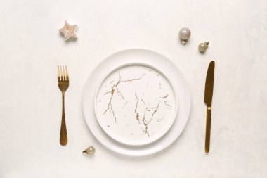 Noel topları ve beyaz arka planda mumlarla güzel bir masa.