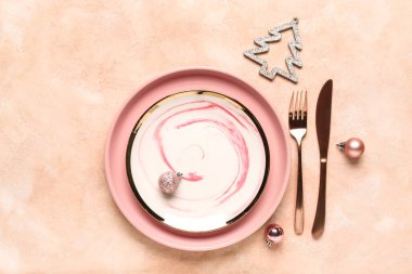 Bej arka planda Noel topları olan güzel bir masa.