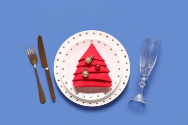 Mavi arka planda Noel topları olan güzel bir masa.