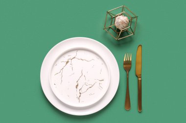 Yeşil arka planda mum olan güzel bir Noel masası.