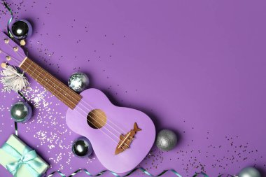 Ukulele ile kompozisyon, Noel hediyesi ve renk arkaplanı üzerine dekorasyonlar