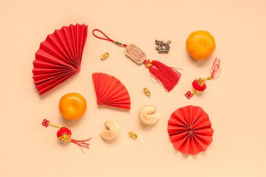 Mandalinalı şans kurabiyeleri ve bej arka planda Çince semboller. Yeni yıl kutlaması