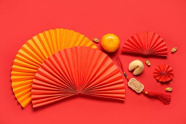 Kırmızı arka planda Çince ve Çince sembollü şans kurabiyesi. Yeni yıl kutlaması