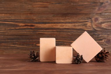 Ahşap zemin üzerinde sıva podyumları olan çam kozalakları