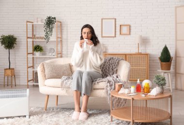 Evde dokuları olan hasta genç bir kadın.