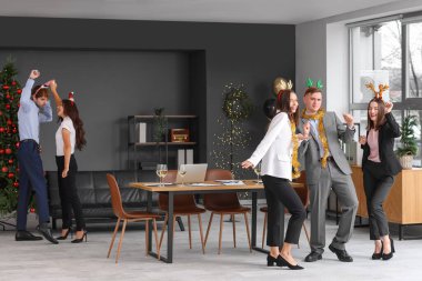 Yeni yıl partisinde dans eden genç meslektaşlarım