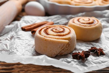 Pişmemiş tarçınlı rulo.