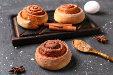 Siyah arka planda lezzetli tarçınlı tahta rulo.