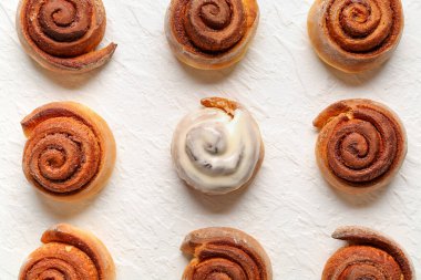 Beyaz arka planda lezzetli tarçın rulo