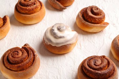 Beyaz arka planda lezzetli tarçın rulo