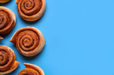 Mavi arka planda lezzetli tarçınlı rulo