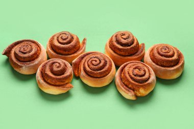 Yeşil arka planda lezzetli tarçınlı rulo