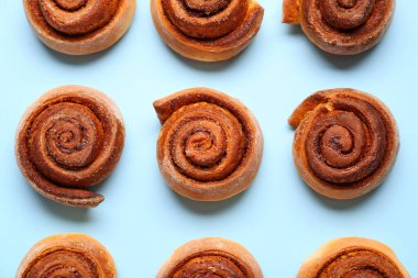 Mavi arka planda lezzetli tarçınlı rulo