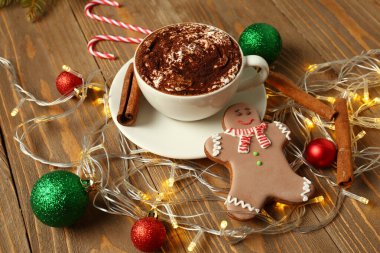 Lezzetli kakao içeceği, Noel kurabiyesi ve ahşap masada güzel süslemelerle kompozisyon.