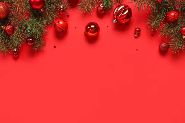 Rote Weihnachtskugeln Und Tannenzweige Auf Farbigem Hintergrund — Stockfoto
