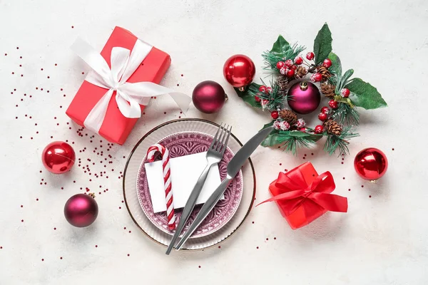 Festliche Tischdekoration Mit Geschenkschachteln Und Weihnachtsdekoration Auf Weißem Hintergrund — Stockfoto