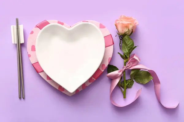 Piękne Ustawienie Tabeli Różą Walentynki Tle Liliowym — Zdjęcie stockowe