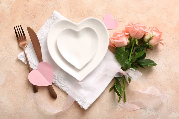 베이지색 그런지 배경에 발렌타인 장미와 테이블 — 스톡 사진