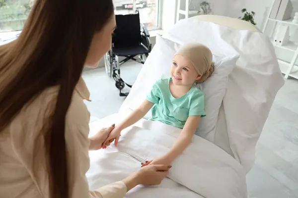 Klein Meisje Chemotherapie Met Haar Moeder Hand Hand Kliniek — Stockfoto