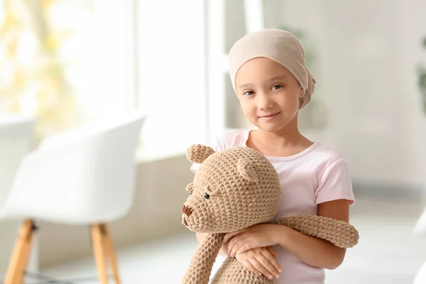 Menina Asiática Após Quimioterapia Com Urso Brinquedo Clínica — Fotografia de Stock