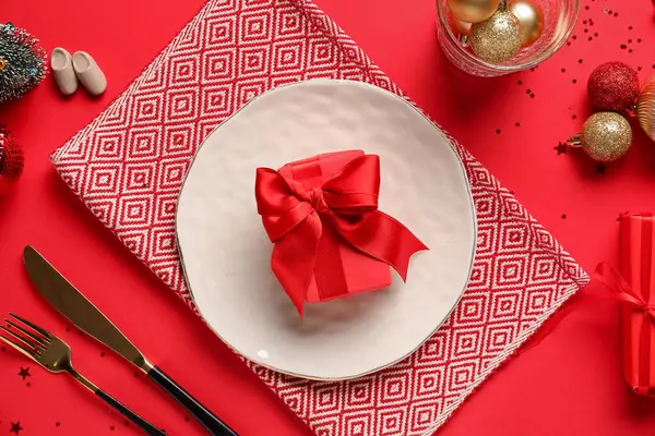 Gyönyörű Asztal Beállítása Karácsonyi Vacsora Ajándék Dekorációk Piros Háttér — Stock Fotó