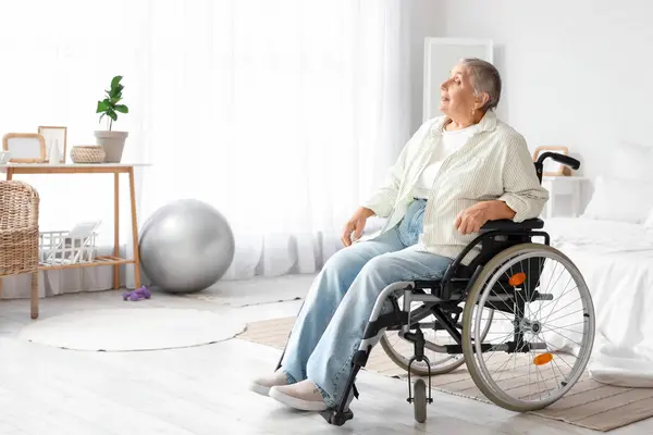 Tekerlekli sandalyede evde oturan kadın kıdemli