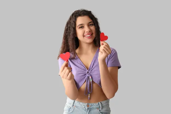 Ευτυχισμένη Νεαρή Γυναίκα Κόκκινες Χάρτινες Καρδιές Γκρι Φόντο — Φωτογραφία Αρχείου
