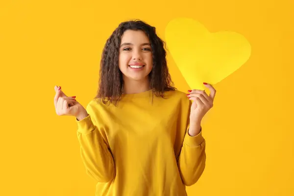 Šťastná Mladá Žena Papírovým Srdcem Žlutém Pozadí — Stock fotografie