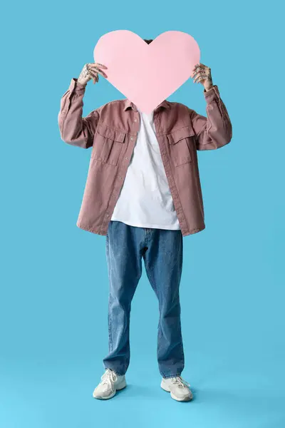 Giovane Uomo Con Cuore Carta Rosa Sfondo Blu — Foto Stock
