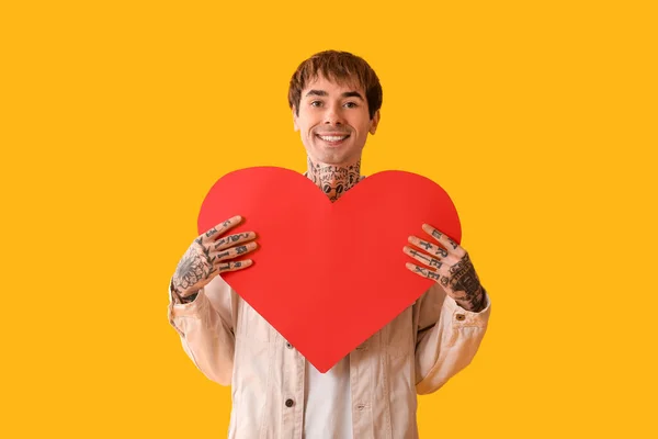 Jovem Feliz Com Coração Papel Vermelho Fundo Amarelo — Fotografia de Stock