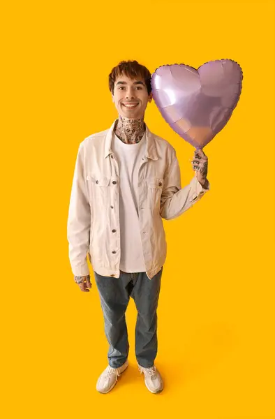 Jovem Feliz Com Balão Forma Coração Fundo Amarelo — Fotografia de Stock