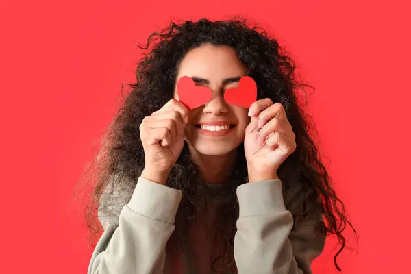 Vacker Ung Afroamerikansk Kvinna Med Papper Hjärtan Röd Bakgrund — Stockfoto