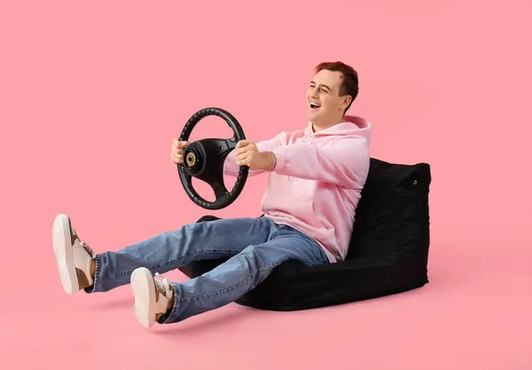 Glücklicher Junger Mann Mit Lenkrad Auf Rosa Hintergrund — Stockfoto