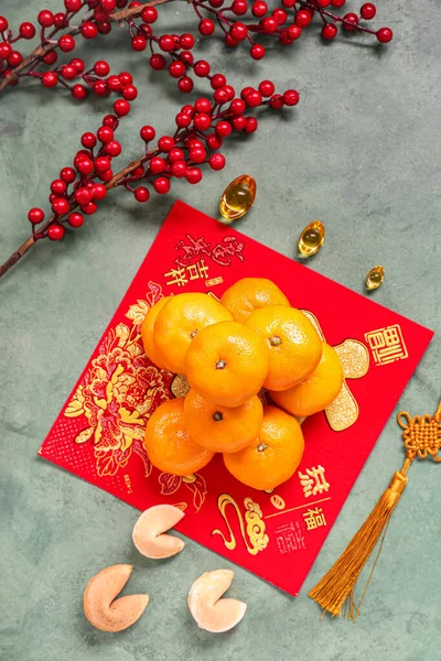 Mandarines Con Galletas Fortuna Bayas Símbolos Chinos Sobre Fondo Grunge — Foto de Stock
