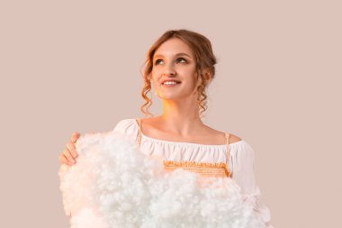 Işık arka planında beyaz bulutlu genç kadın