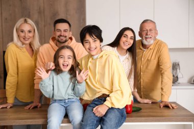 Mutfaktaki büyük ailenin portresi.