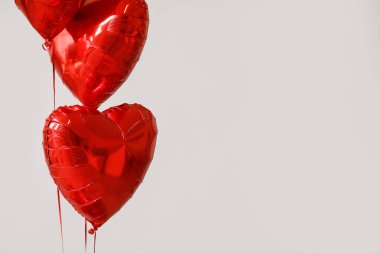 Gri arka planda kalp şeklinde hava balonları