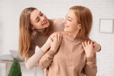 Evinde annesine sarılan güzel bir genç kadın. Uluslararası Sarılma Günü