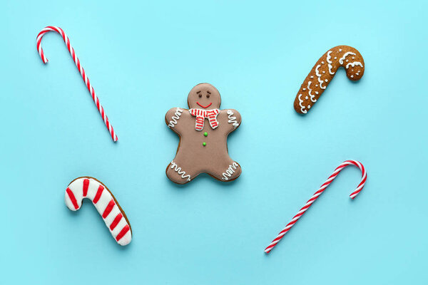 Пряничное печенье с леденцами на синем фоне