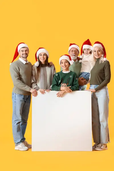 Grande Família Chapéus Santa Com Cartaz Branco Fundo Amarelo — Fotografia de Stock