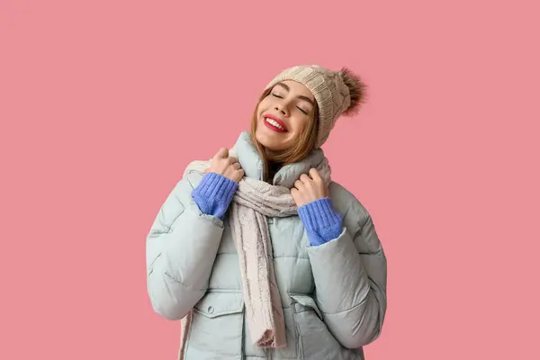 Красивая Молодая Счастливая Женщина Зимней Одежде Розовом Фоне — стоковое фото