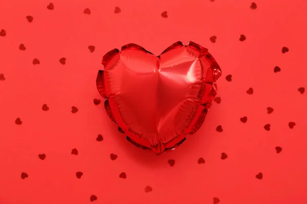 빨간색 배경에 컨페티가있는 모양의 발렌타인 — 스톡 사진
