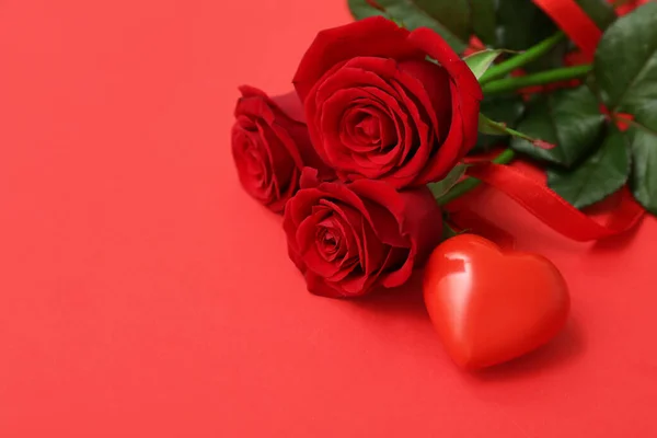 Keramisch Hart Met Rozen Rode Achtergrond Valentijnsdag — Stockfoto