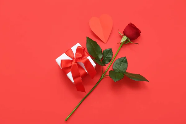 빨간색 배경에 장미와 — 스톡 사진