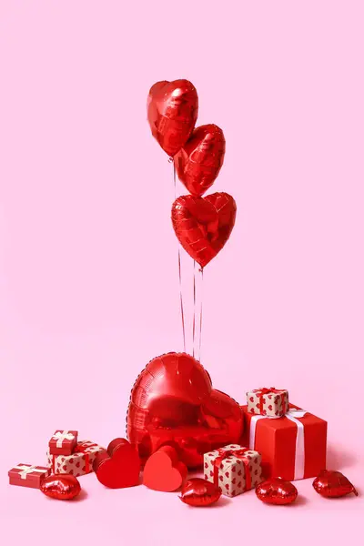 粉色背景的心形气球和礼品盒 — 图库照片