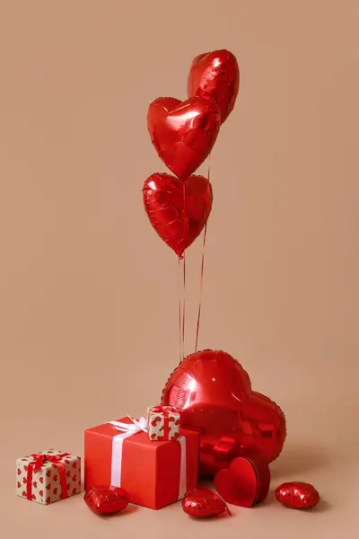 Μπαλόνια Αέρα Σχήμα Καρδιάς Και Κουτιά Δώρων Καφέ Φόντο — Φωτογραφία Αρχείου