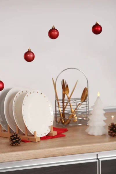 Στήριγμα Πιάτα Στον Πάγκο Και Μπάλες Χριστουγέννων Στην Κουζίνα Closeup — Φωτογραφία Αρχείου