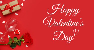 Güzel kırmızı gül, şarap kadehi ve hediye kutusuyla Sevgililer Günü bayrağı. 